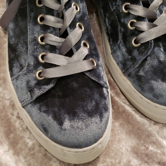 Sneakers - Picture 7 of 8